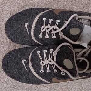 Woman's / Teen / Nike sneakers size 6